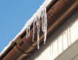 Elektryczne ogrzewanie rynien: pozbądź się sopli i zalegającego śniegu!